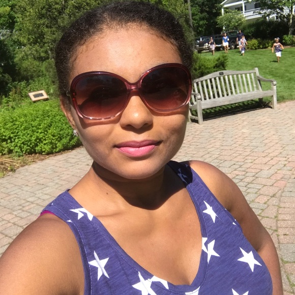 Meet your Posher, Helena - Picture 1 of 1